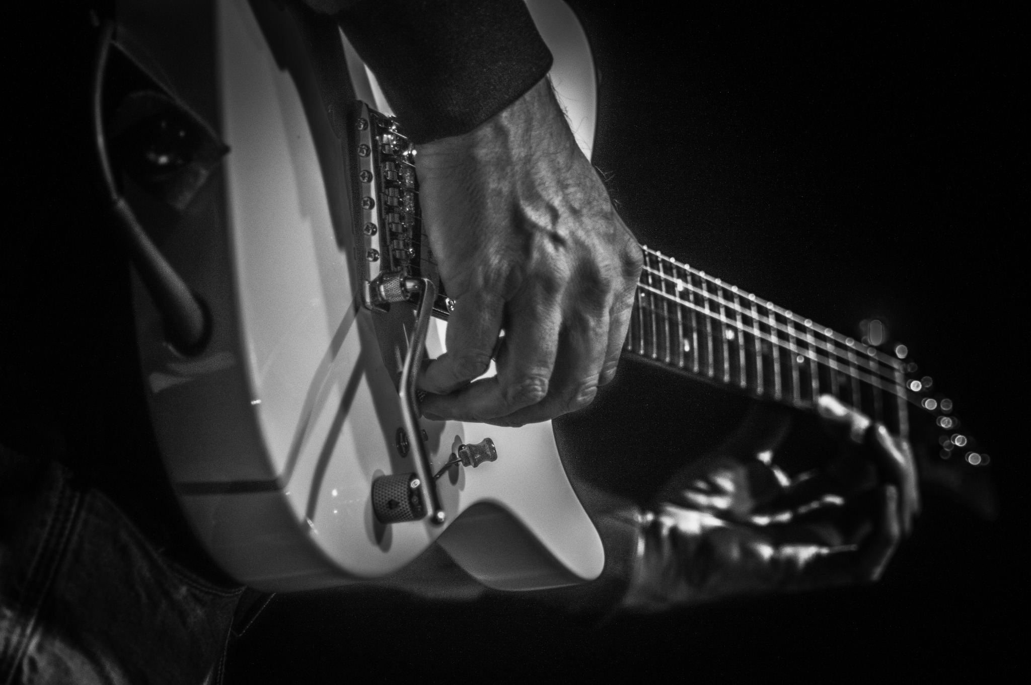 A close view of Ivano Icardi’s guitar and hands